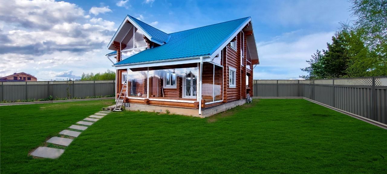 Мягкие окна на веранде загородного дома в Борисовке